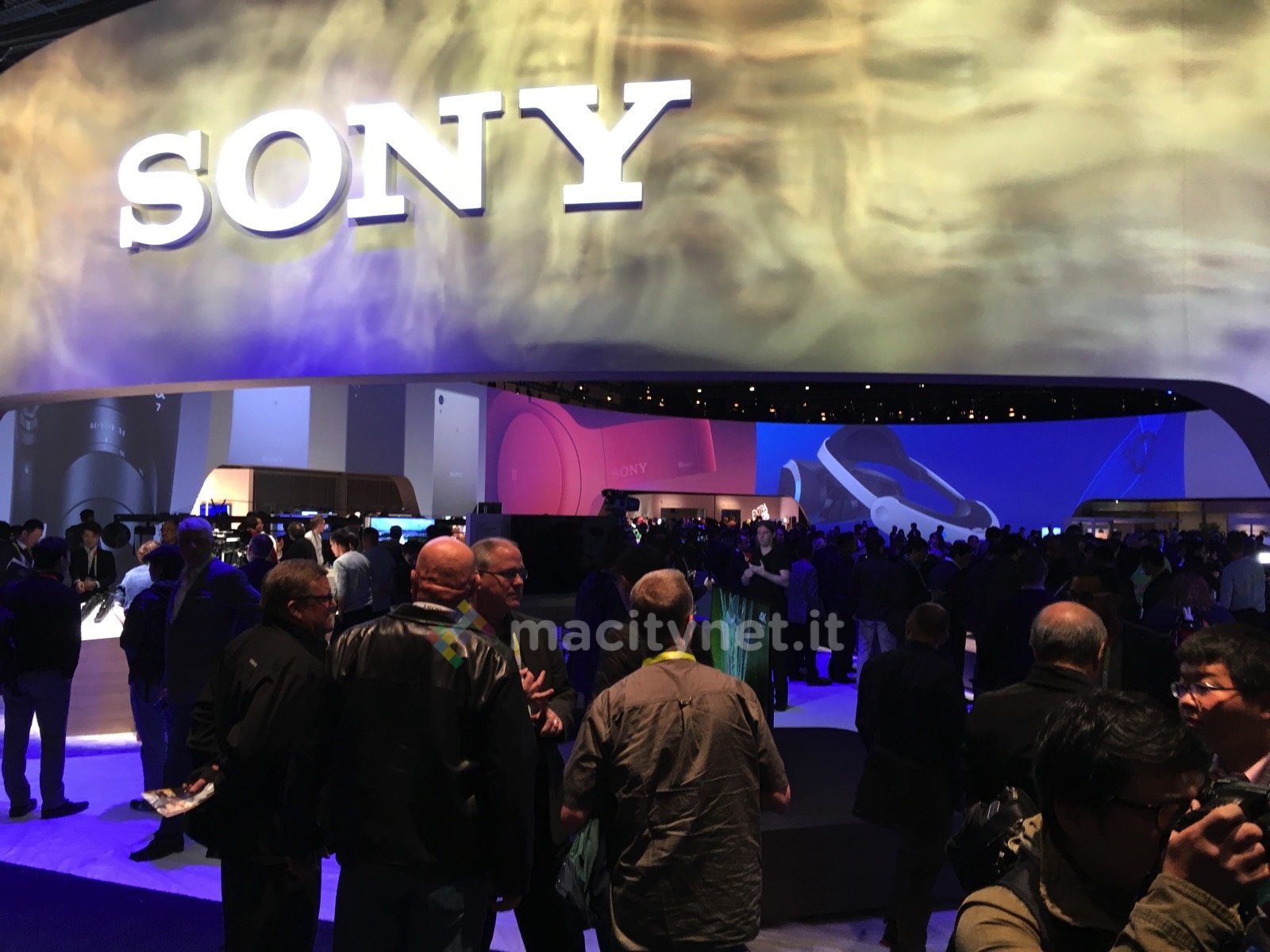 CES 2016 Sony bravia 9 stand
