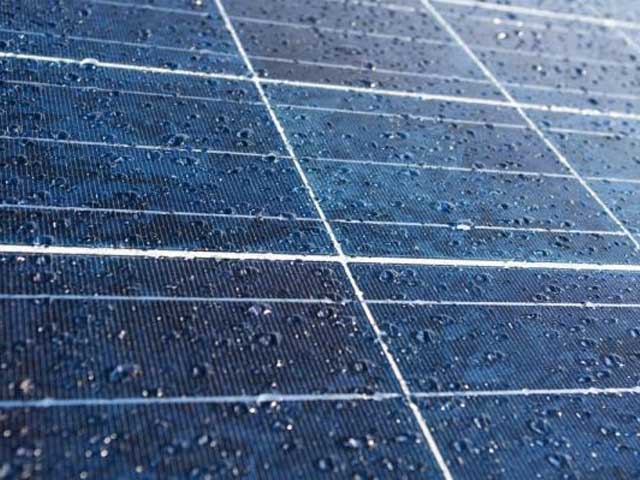 Pannelli solari sotto la pioggia