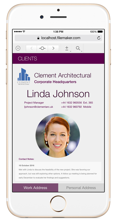 Oltre a computer desktop e tablet, è possiible usare lo smartphone per accedere alle app FileMaker dal browser Web. WebDirect ottimizza pulsanti, font e menu.