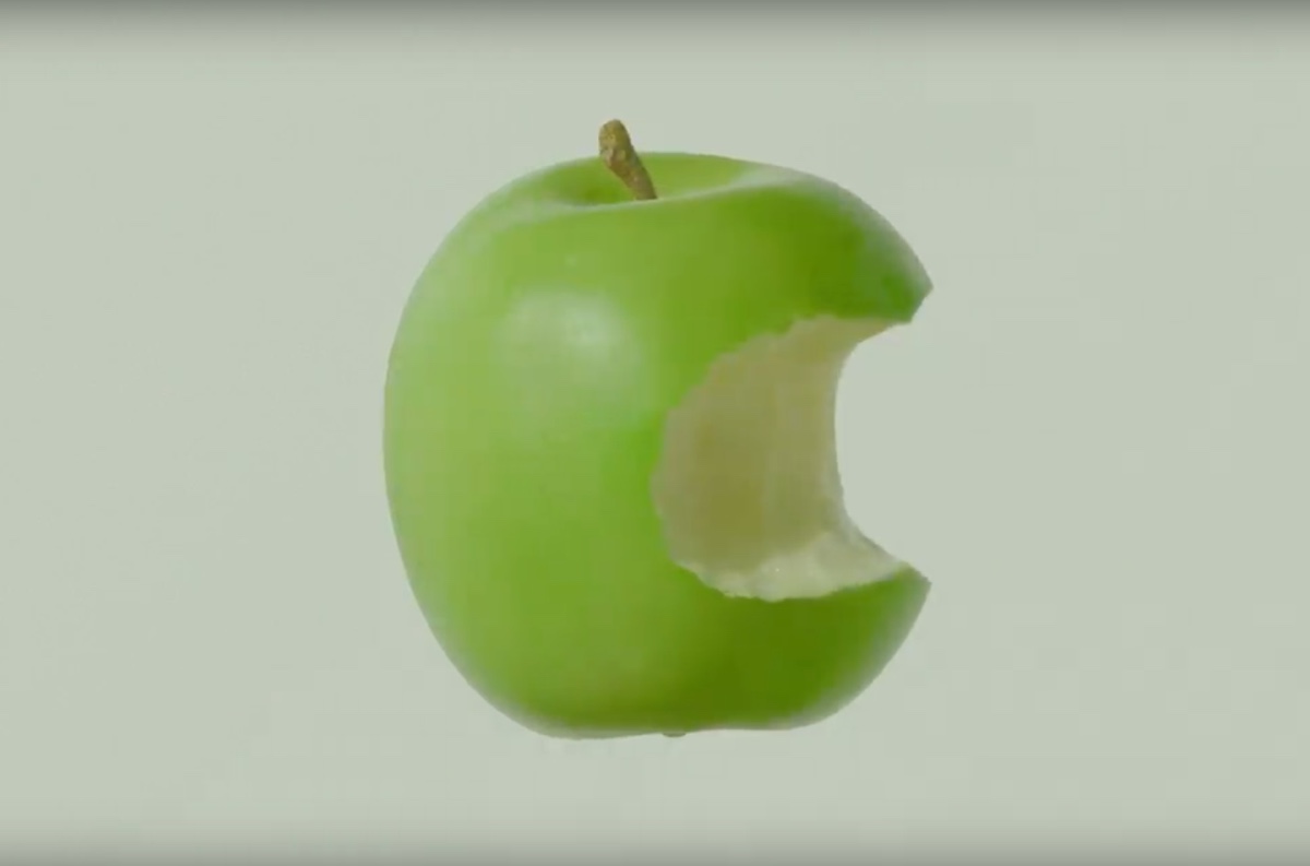 cinque video apple mela morsicata