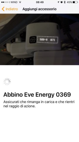 Una volta selezionato il dispositivo ci appare subito la finestra di abbinamento: dovremo inquadrare il codice unico identificativo di HomeKit e questo entrerà a far parte dei prodotti gestibili dal nosotro iPhone, iPad, Apple Watch