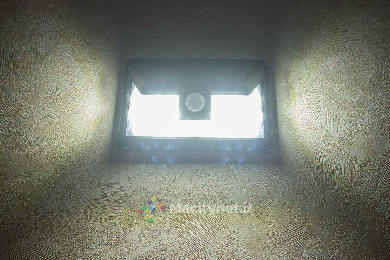 Macitynet mette alla prova Mpow GECD011AB, una lampada LED per esterni: piace per l’assenza di pulsanti e fili grazie all’accensione automatica tramite sensore di movimento ed alla ricarica della batteria con il pannello solare incorporato