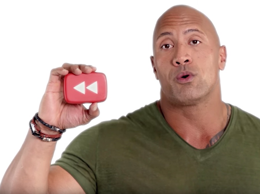 the rock con in mano una riproduzione del simbolo di YouTube rewind