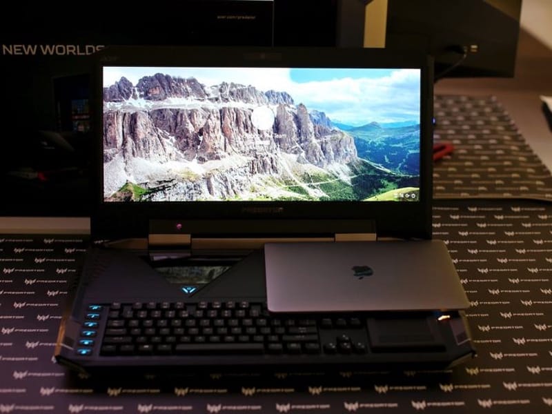 Il MacBook 12" sopra il "portatile" di Acer da 21" (Foto: The Verge)