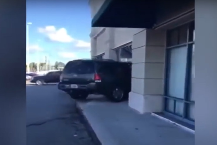 negozio t-mobile distrutto 740