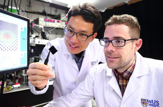 Il professore associato Yang Hyunsoo (a sinistra) e il ricercatore Shawn Pollard, membri del team della dell'Università nazionale di Singapore che sta lavorando sugli skyrmioni magnetici.