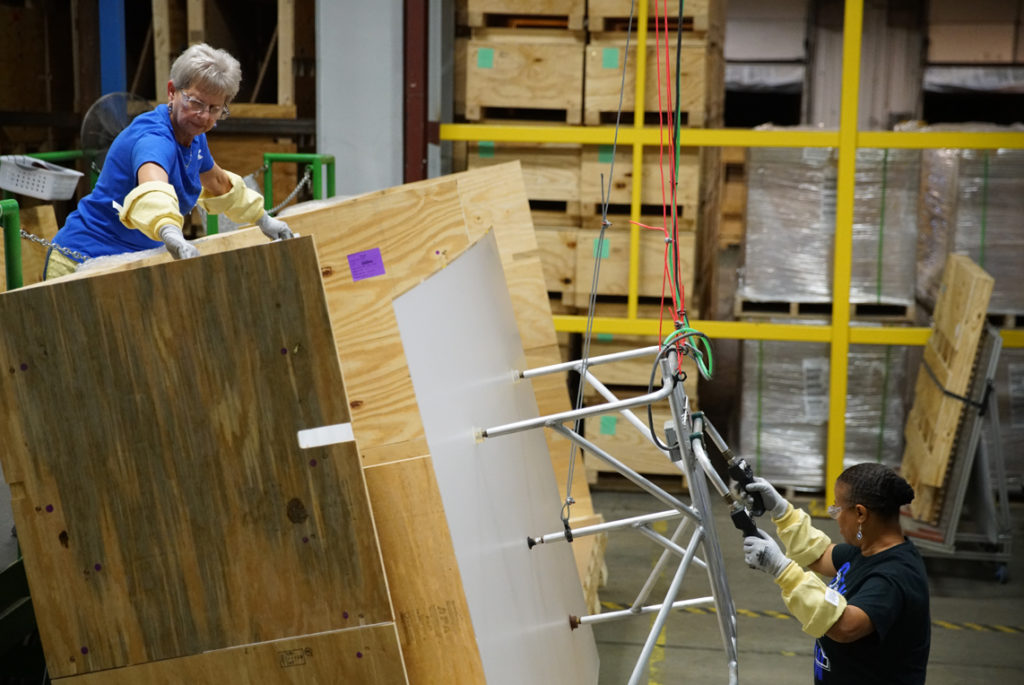Dipendenti Corning preparano una lastre di vetro per la finitura (Foto: Apple).