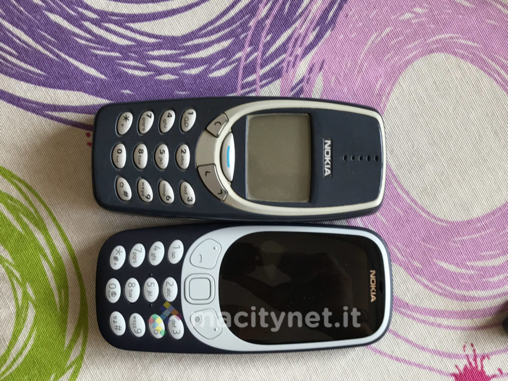 Sopra lo storico Nokia 3310, sotto il nuovo modello introdotto nel 2017 da HMD Global
