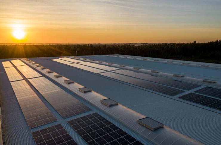 Negli Emirati Arabi la centrale a energia solare fotovoltaica più grande del mondo