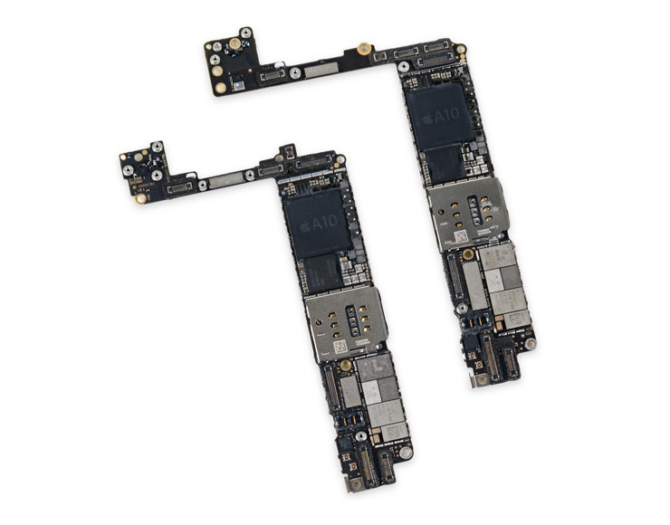 La scheda logica di iPhone 7 e iPhone 7 Plus