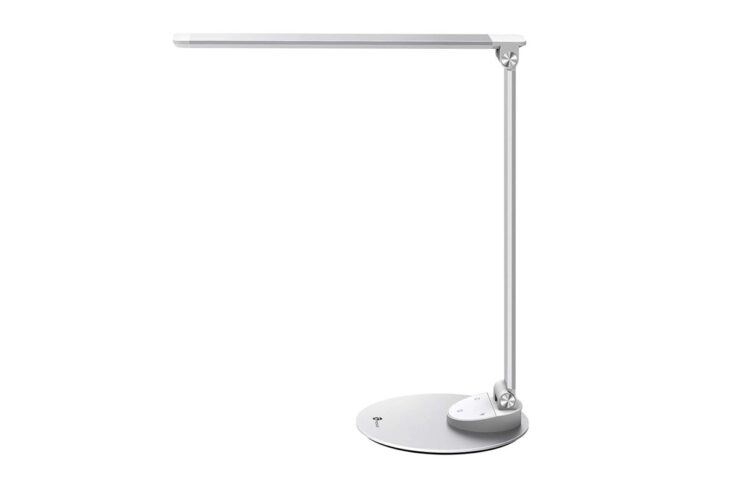 Ancora per poco, sconto su lampada LED di qualità con USB per ricarica: 39,99 euro