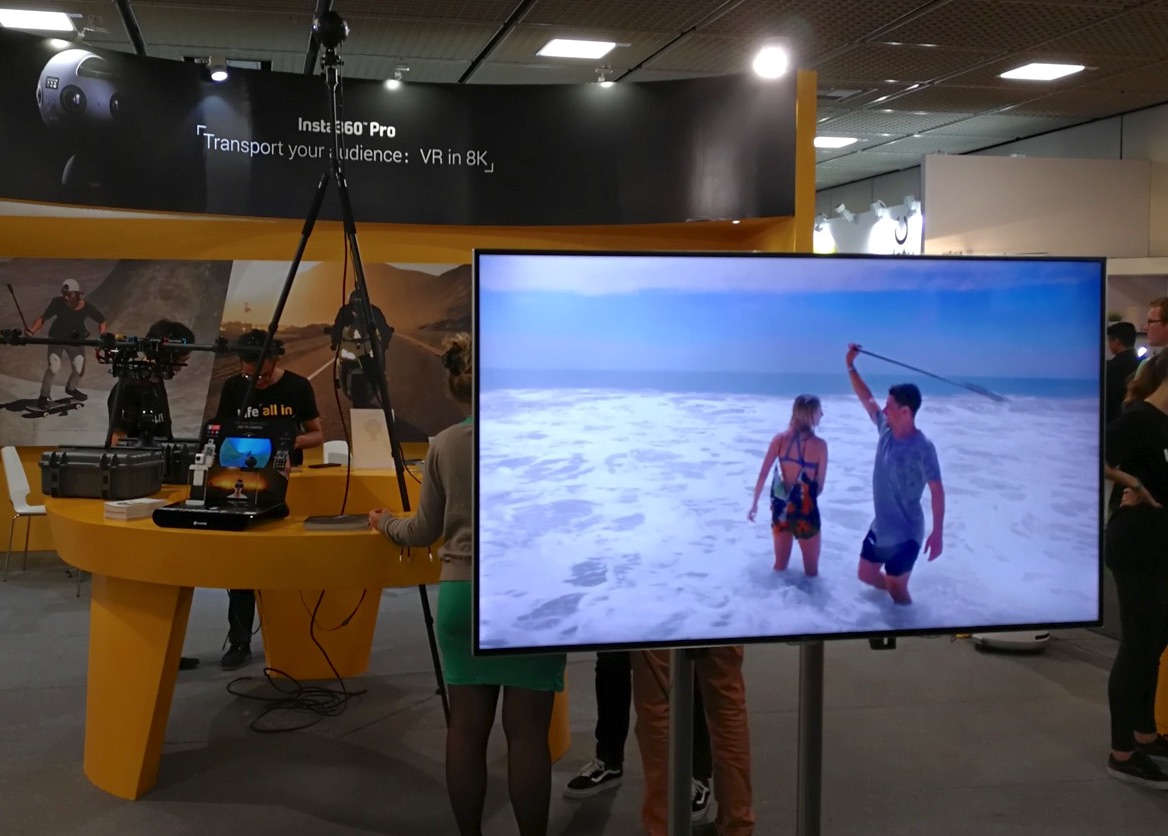 La modalità bulletprof spiegata sullo schermo e lo stand INSTA360 ad IFA