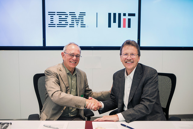 Il Presidente del MIT, Dr. L Rafael Reif (a sinistra) e il Dr. John Kelly III, Senior Vice President responsabile Cognitive Solutions and Research di IBM.