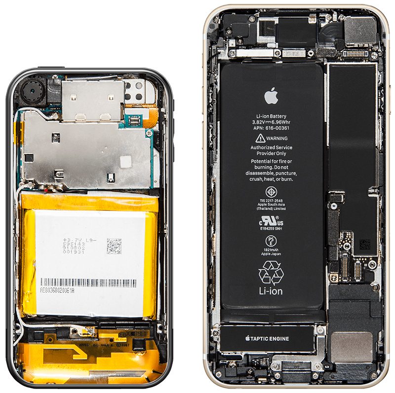 Sulla sinistra l'interno del primo iPhone, sulla destra l'interno del nuovo iPhone 8