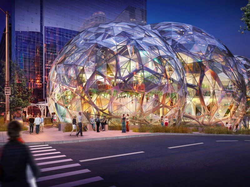 Rendering del "campus verticale" da quattro miliardi di dollari di Amazon a Seattle. Tre grandi serre sferiche da seimila metri quadrati ospiteranno un pezzo di foresta amazzonica, piante carnivore incluse, per permettere ai dipendenti di purificare la mente e rilassarsi.