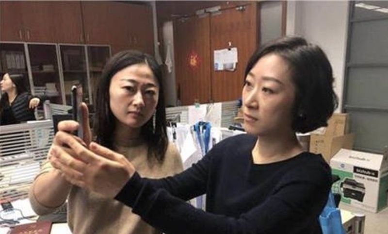 collega sblocca face ID - Foto donna cinese rimborso 2 iphone x 2
