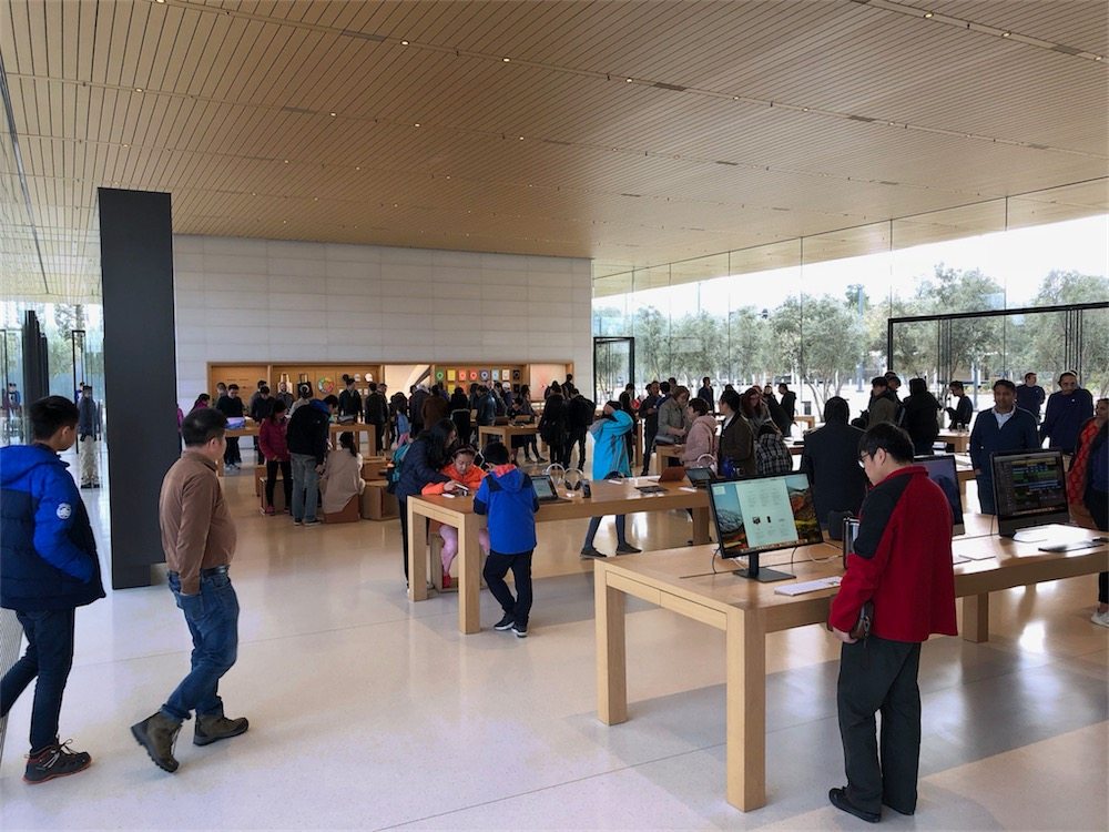 Gli ampi spazi all'interno del negozio nel Centro Visitatori rendono superflui percorsi ad hoc per i disabili. Tutte le varie aree del negozio sono facilmente accessibili.