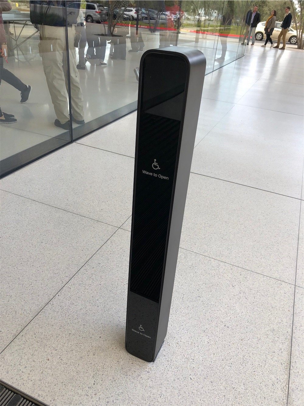 Le porte esterne sono dotate di meccanismi che tengono conto delle sedie a rotelle. I sensori di movimento consentono di aprire automaticamente le porte quando si avvicinano la sedia e sono posizionati in modo tale da entrare in funzione all'avvicinarsi della sedia, in modo naturale. 