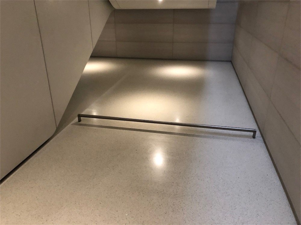 Le zone nelle quali è vietato l'accesso sono segnalate con degli indicatori facilmente individuabili dagli ipovedenti che usano i bastoni da orientamento.