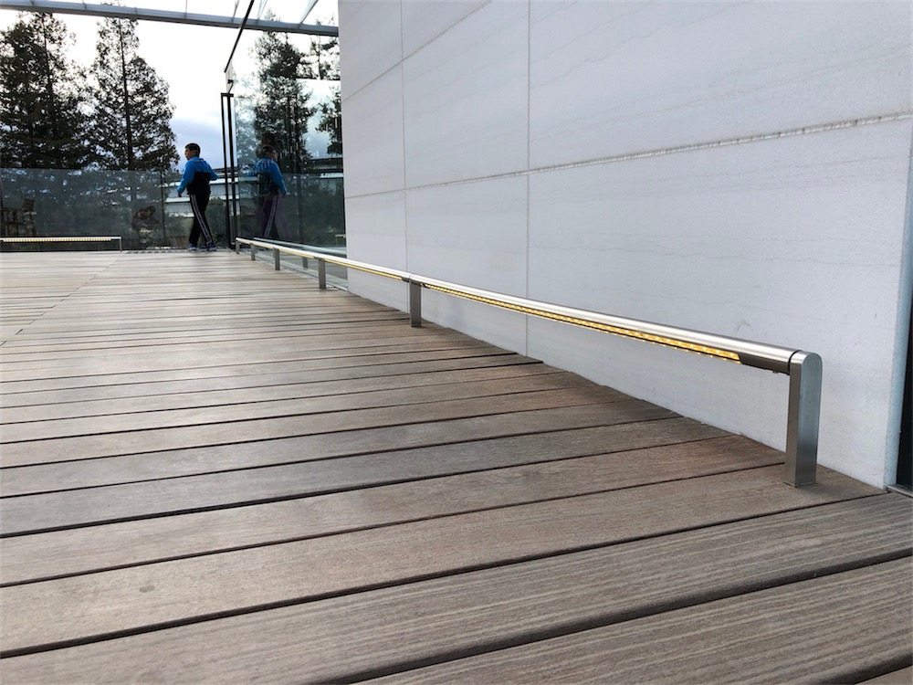 Le luci sulla terrazza servono anche come ausilio per segnalare limiti per gli ipovedenti.