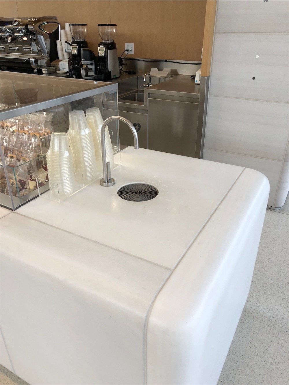 Una nota stonata in tutta questa eccellenza: questo lavandino è troppo alto per i disabili su carrozzina ma è ad ogni modo possibile accedere ad altri lavandini nei bagni.