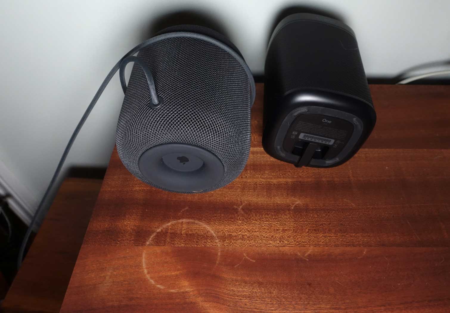 Gli aloni lasciati da HomePod (a sinistra) e dal Sonos One (destra)
