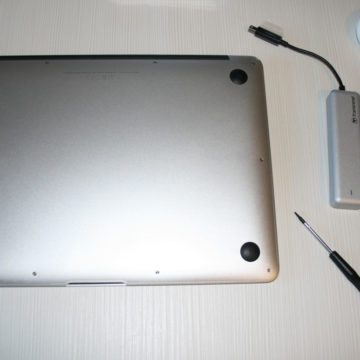 Il MacBook Air 13" pronto per l'installazione della nuova unità