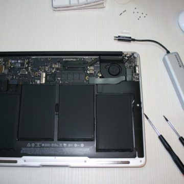 L'interno del MacBook Air 13" senza ancora l'unità JetDrive installata