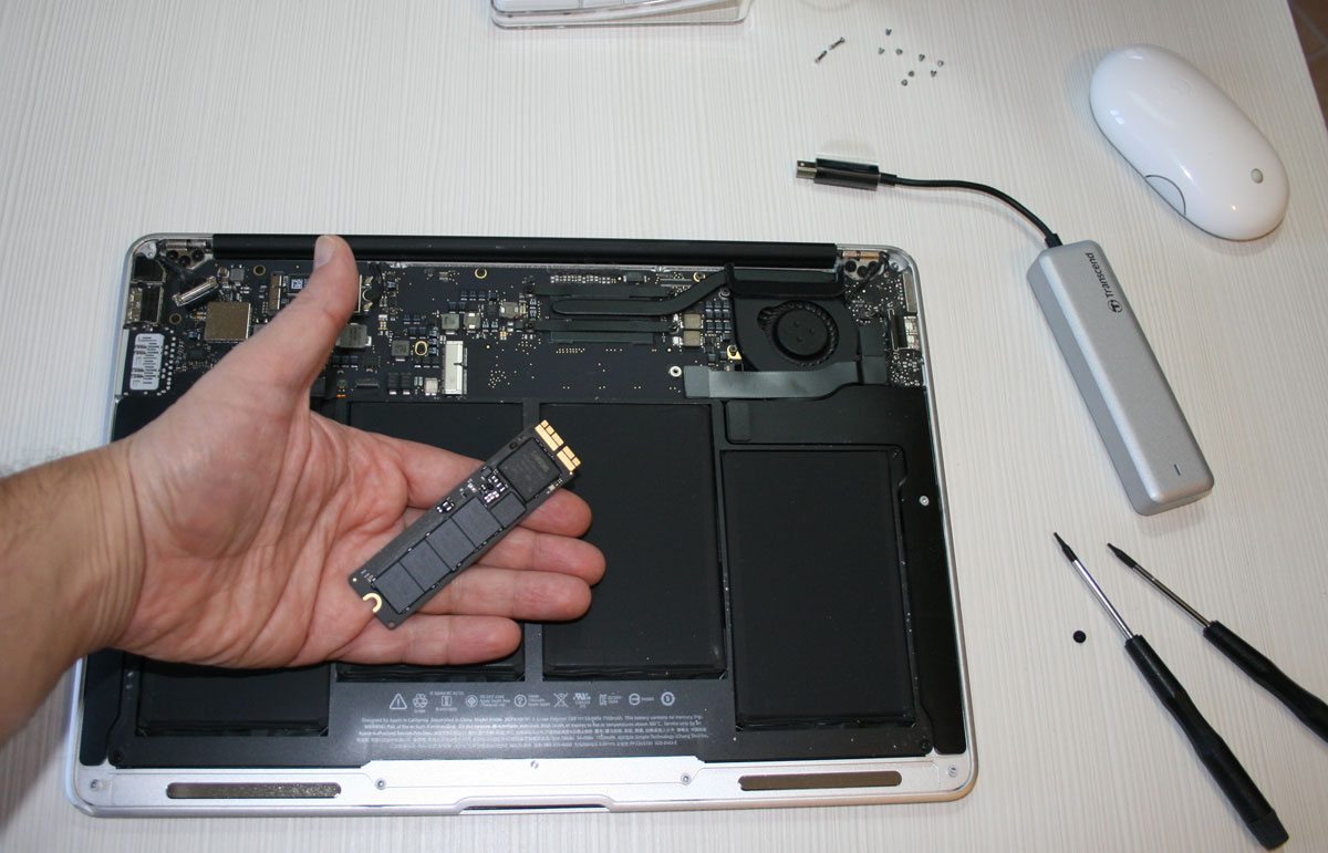 L'unità SSD di Apple rimossa dal MacBook Air 13"