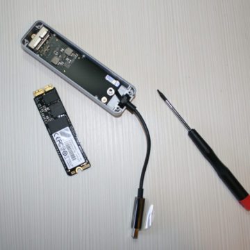 Il box JetDrive aperto per estrarre l'unità SSD