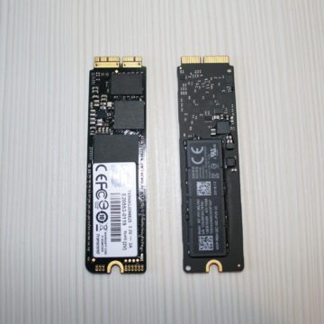 L'unità JetDrive (a sinistra) e quella Apple (a destra)