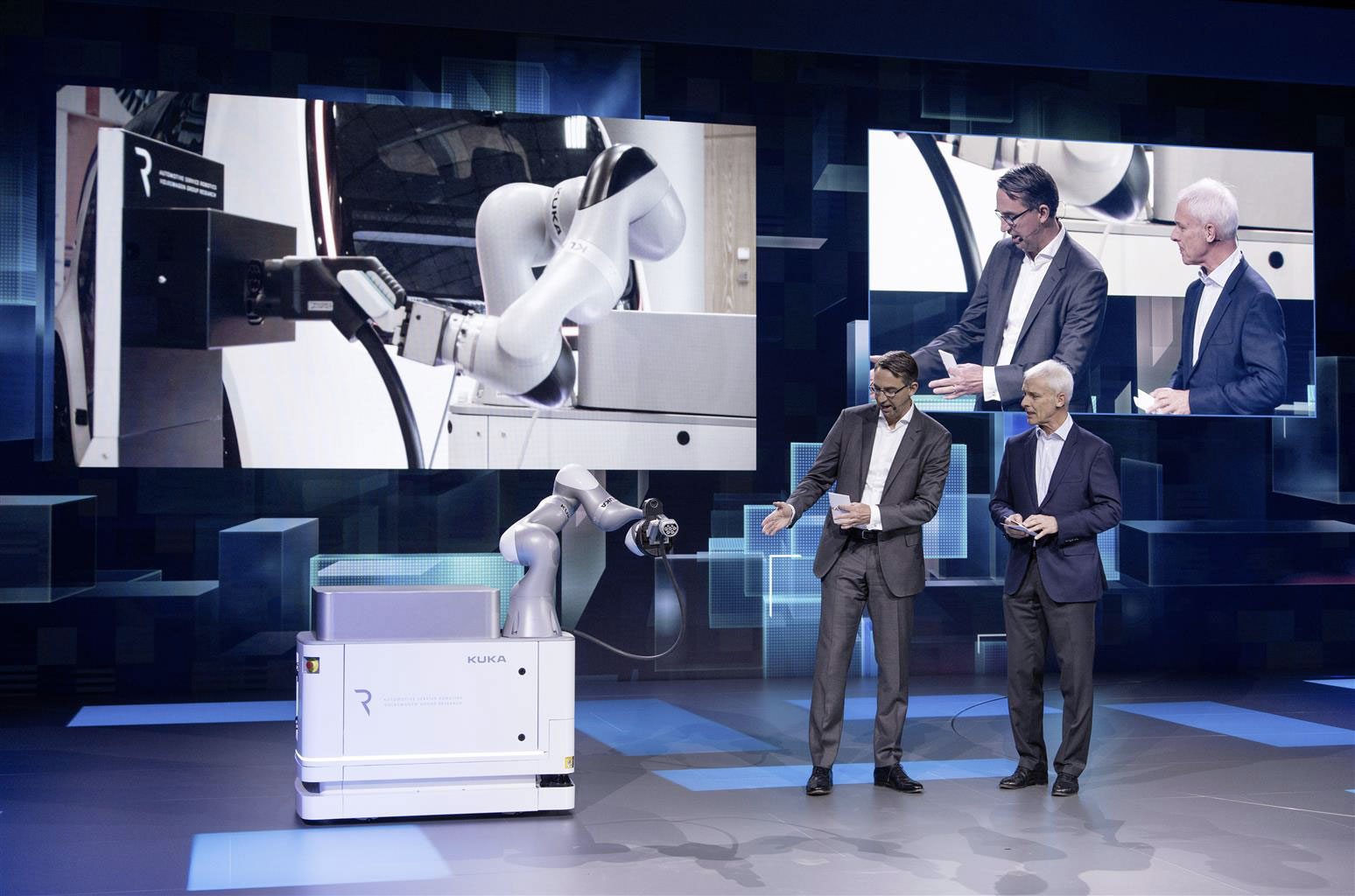 "CarLa” è il primo robot mobile per la ricarica delle automobili
