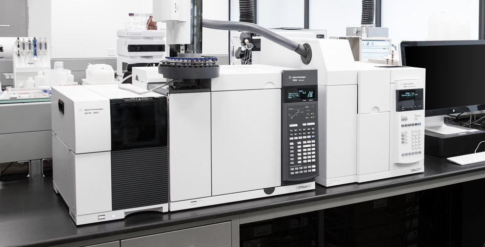 Apple dispone di macchine per la cromatografia e spettrometria di massa che consentono di analizzare ache sostanze nocive non considerate esplicitamente dalle procedure standard di valutazione dei materiali.