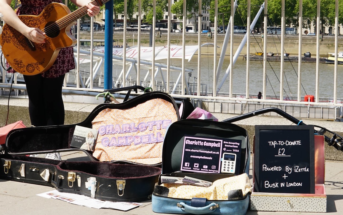 apple pay a londra, foto Mancia con Apple Pay, così a Londra si pagano gli artisti di strada
