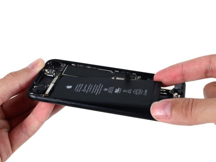Batteria di iPhone sostituita, Apple paga un rimborso