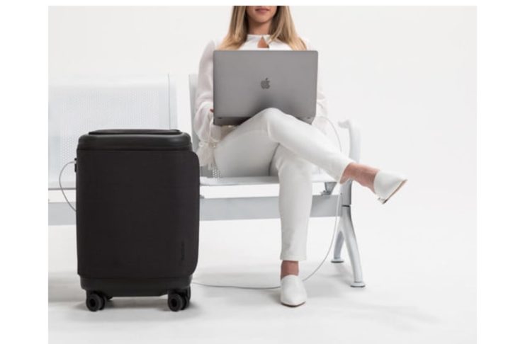 Incase ProConnected 4, Incase ProConnected 4, foto valigia Incase ProConnected 4 mentre ricarica macbok pro e iPhone X