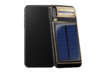 iphone x Tesla, foto iPhone X tesla con pannelli solari sul retro