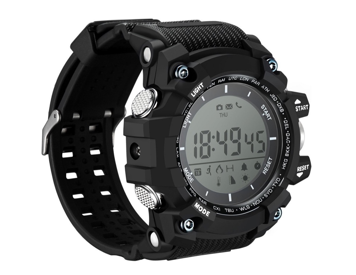 Lo smartwatch Omorc sembra un Casio B-Shock ed è scontato a soli 19,99 euro