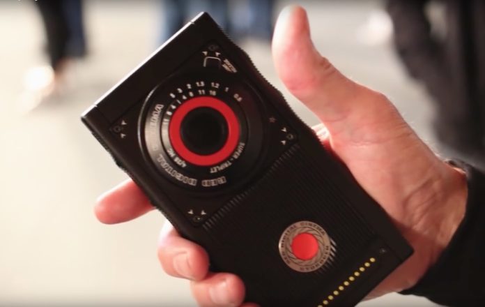Red Hydrogen One, il telefono arma letale avrà una  videocamera 8K 3D