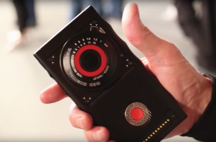 Red Hydrogen One, il telefono arma letale avrà una  videocamera 8K 3D