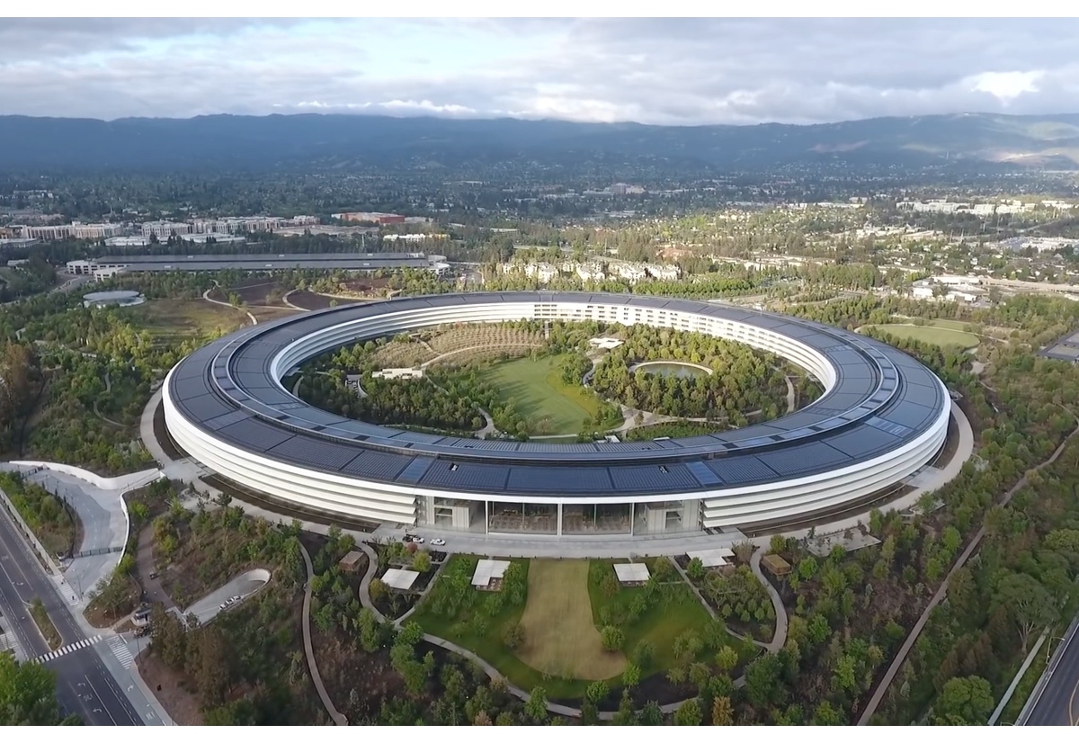 giro in auto in apple park, foto Apple Park dal drone