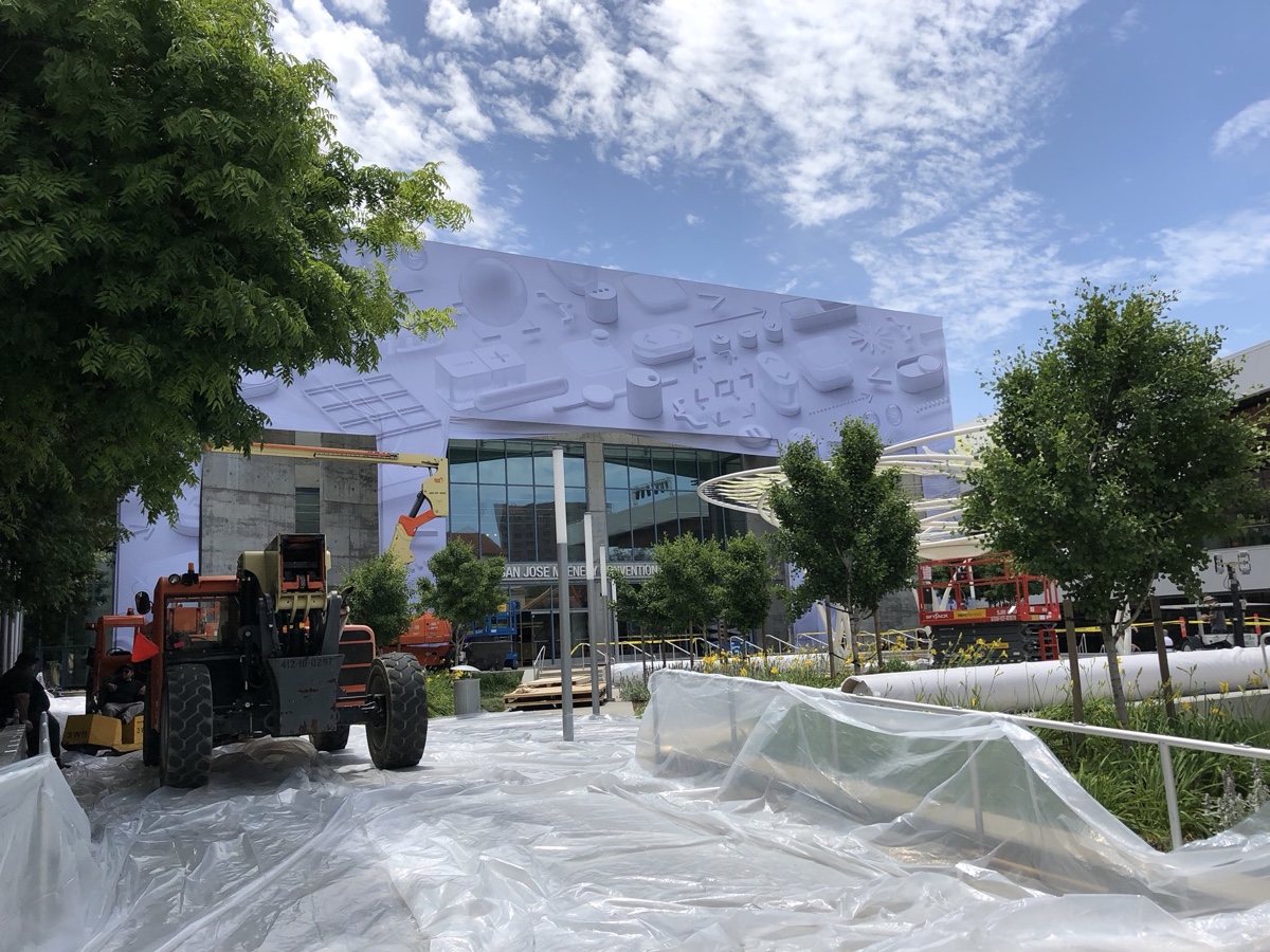 wwdc 2018 , foto Apple prepara il centro conferenze per WWDC 2018