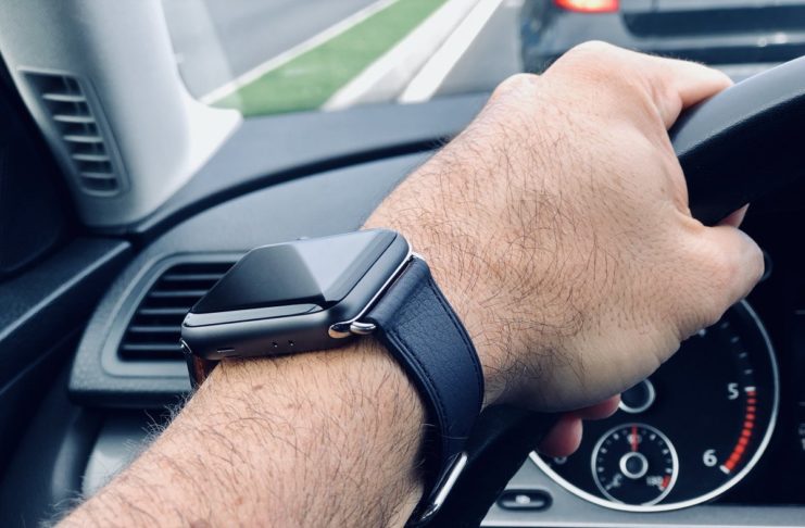 Dice di aver controllato solo l’orario, ma gli agenti la multano per uso alla guida di Apple Watch