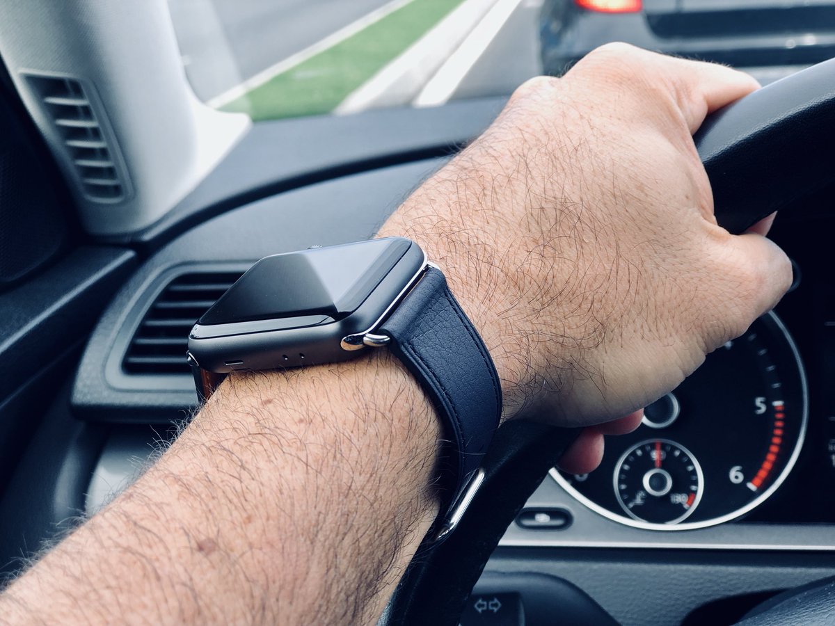 Dice di aver controllato solo l’orario, ma gli agenti la multano per uso alla guida di Apple Watch