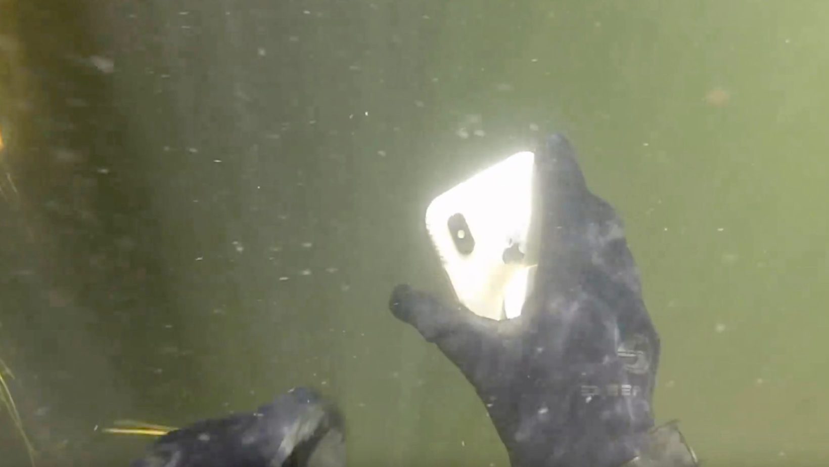 iPhone X nel fiume, ritrovato dopo una settiman funziona ancora