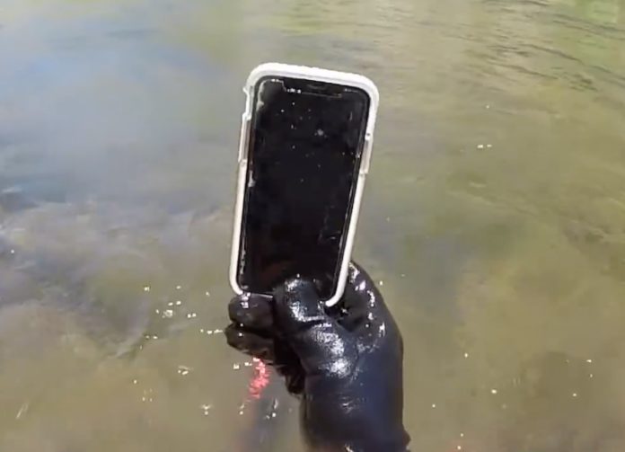iPhone X nel fiume, ritrovato dopo una settimana funziona ancora