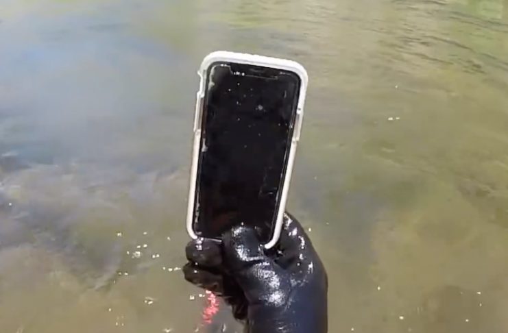 iPhone X nel fiume, ritrovato dopo una settimana funziona ancora