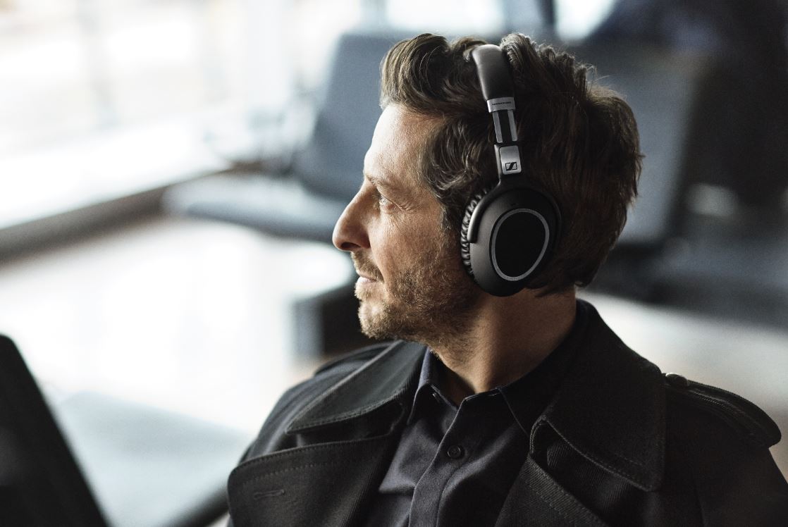 Sennheiser PXC 550, la cuffia per viaggiare con cancellazione del rumore e 30 ore di autonomia
