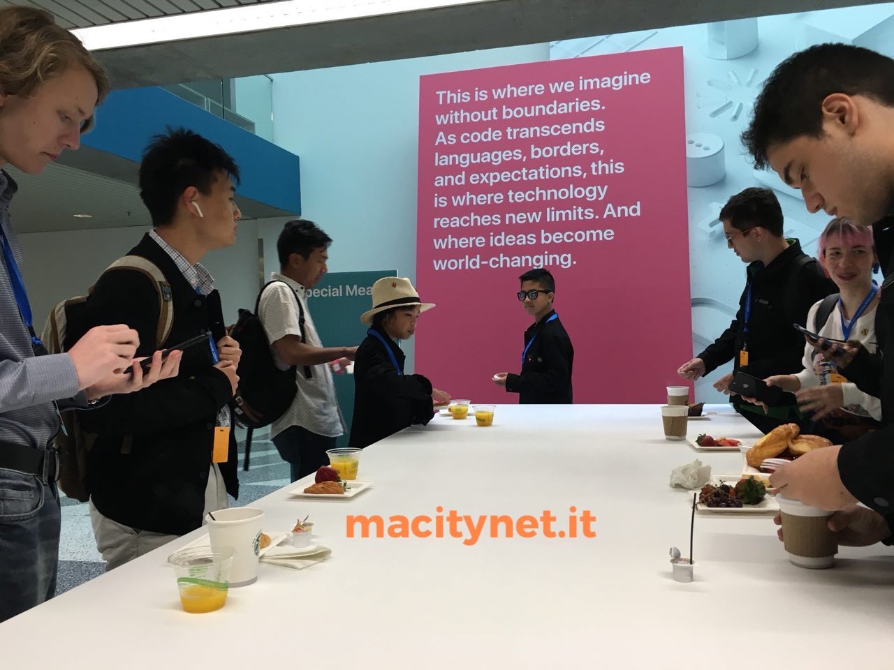 wwdc 2018 , foto WWDC 2018, il saluto di Tim Cook, ingresso tramite Face ID e Touch ID