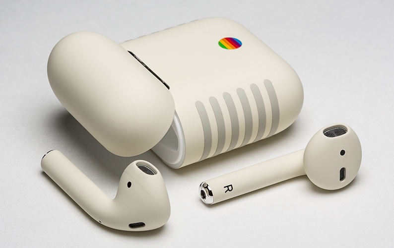 Gli AirPods Retro sono truccati come il Macintosh del 1984